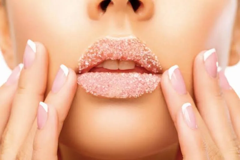 Tẩy tế bào chết môi tại nhà chỉ nên thực hiện khi môi khỏe và hơi sần.