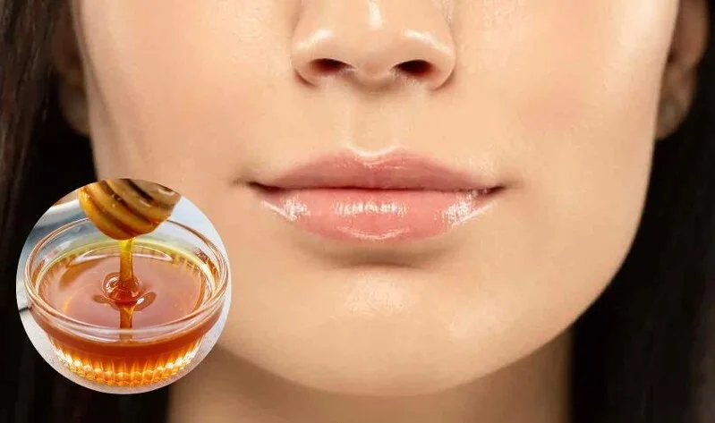 Mật ong tạo cảm giác mềm và ẩm khi tẩy tế bào chết môi