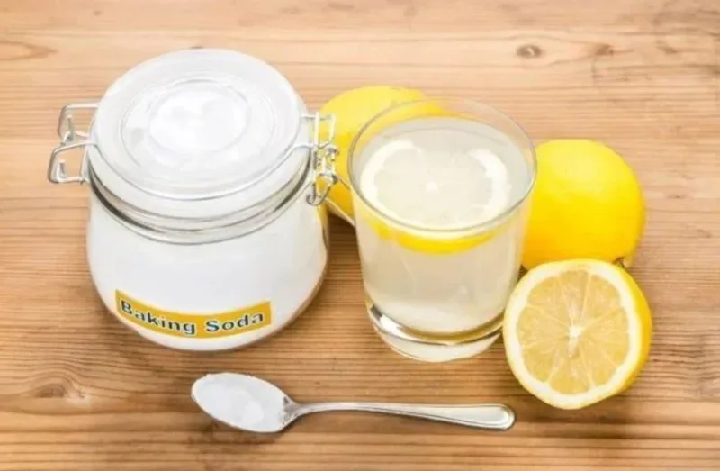 Muối, chanh, baking soda, bột cà phê và tinh dầu chưa pha loãng không phải lựa chọn an toàn khi tẩy tế bào chết môi.