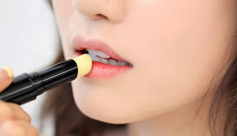 Dưỡng ẩm và chống nắng giúp đôi môi phục hồi mềm khỏe sau khi làm sạch.