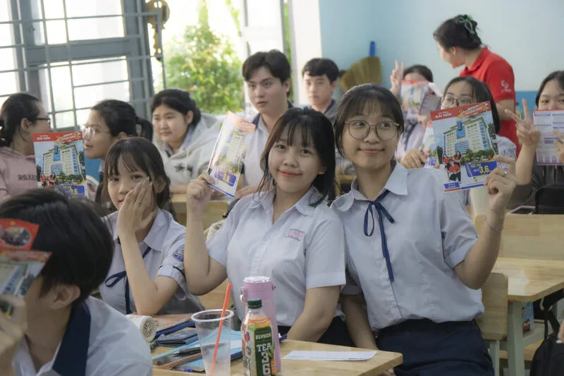 Ví dụ cách tính điểm thi tốt nghiệp THPT năm 2026 cho thấy thí sinh có điểm thi trung bình 7,5 và học bạ 7,67 sẽ đạt ĐXTN 7,59 nếu không có điểm cộng
