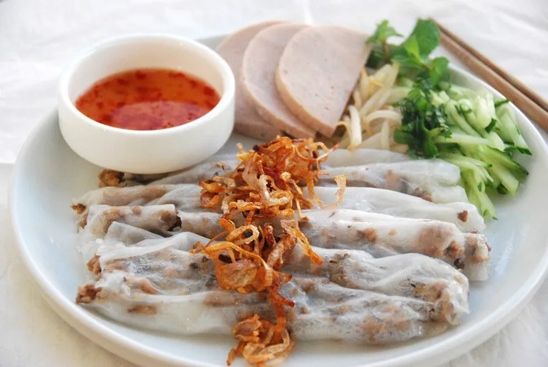 Bánh cuốn Thanh Hoá mộc mạc, bóng bẩy mỡ hành ăn kèm chả nướng than hoa đậm vị.