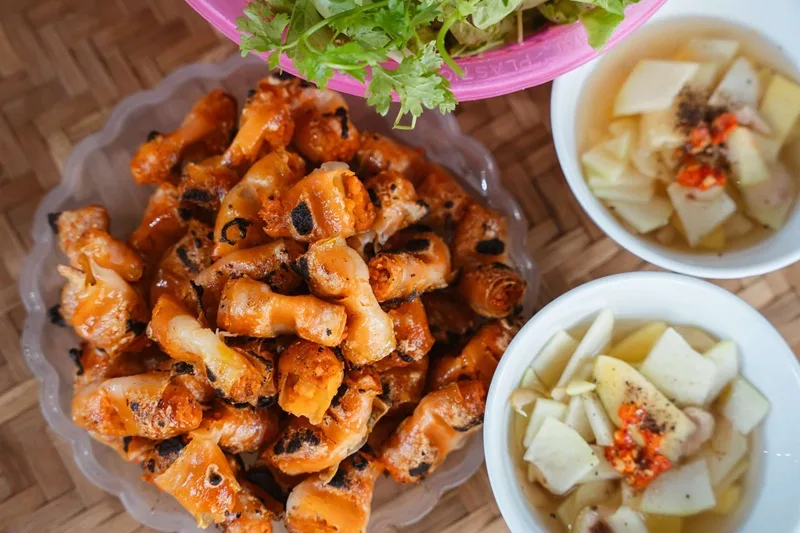 Chả tôm nướng nóng hổi, giòn rụm - món ngon độc bản khiến thực khách say lòng.