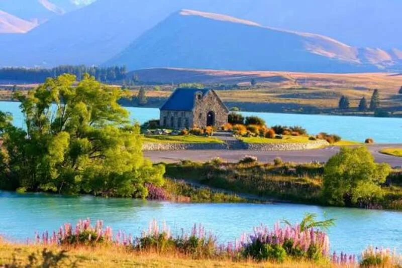 New Zealand nổi bật với núi tuyết, hồ băng, vịnh hẹp, đồng cỏ và những vùng thiên nhiên còn nguyên sơ
