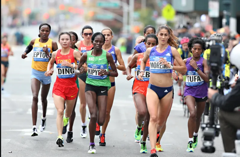 Cự ly half marathon phù hợp với người đã chạy đều đặn và có thể hoàn thành 8–10 km tương đối thoải mái.