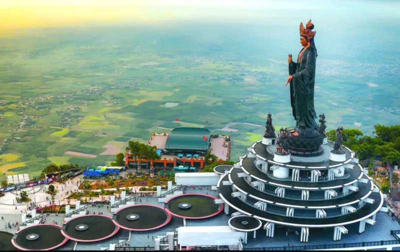 Núi Bà Đen cao 986 m, nổi bật với cảnh quan hùng vĩ và quần thể du lịch tâm linh đặc sắc tại Tây Ninh