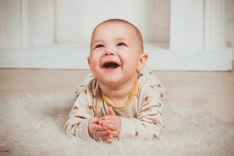 Em bé cười thường được liên hệ với niềm vui, sự nhẹ nhõm và nguồn động lực tích cực trong cuộc sống.