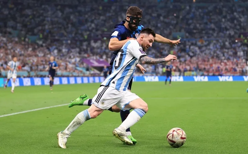 Trọng tâm thấp, nhịp chạm ngắn và khả năng đọc khoảng trống giúp Lionel Messi kiểm soát trận đấu bằng kỹ thuật thay vì thể hình.