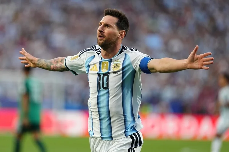 Lionel Andrés Messi sinh ngày 24/6/1987 tại Rosario và được biết đến với biệt danh La Pulga.