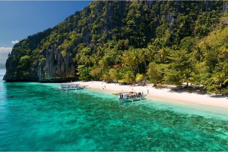 Entalula Beach tại Palawan nổi bật với nước xanh trong, vách đá karst và khung cảnh nhiệt đới ấn tượng