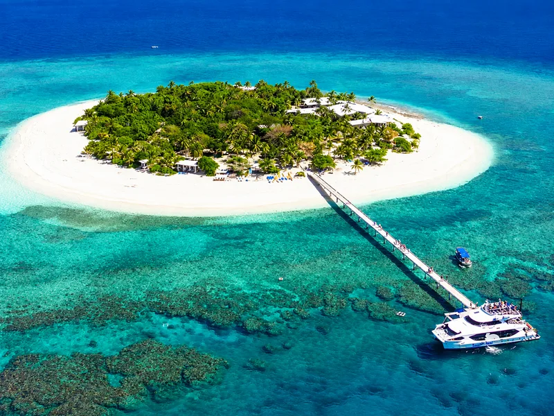 Mamanuca Beach mang vẻ đẹp đặc trưng của Fiji với cát sáng, nước biển xanh và cảnh quan đảo nhiệt đới