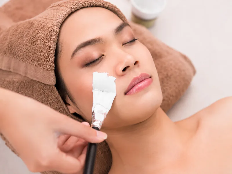 Chuẩn bị nguyên liệu sạch và thử phản ứng là bước quan trọng trước khi đắp mặt nạ sữa chua