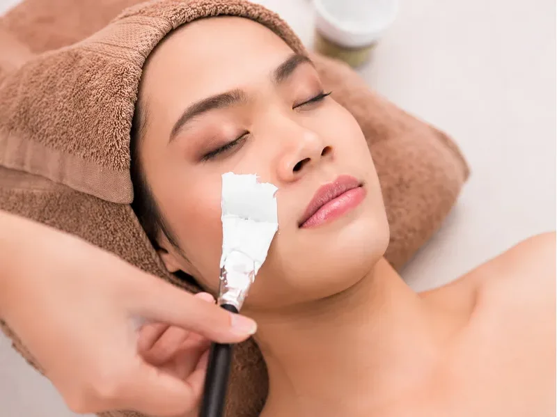 Chuẩn bị nguyên liệu sạch và thử phản ứng là bước quan trọng trước khi đắp mặt nạ sữa chua