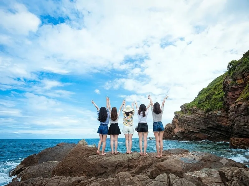 Cầu Mỵ sở hữu những lớp đá tự nhiên độc đáo, là địa điểm nổi tiếng để ngắm bình minh và chụp ảnh.