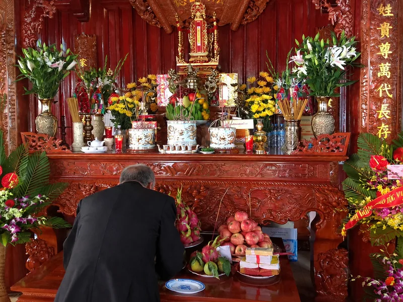 Nhiều gia đình thực hiện nghi thức theo trình tự khấn thần linh trước rồi đến văn khấn gia tiên mùng 1.