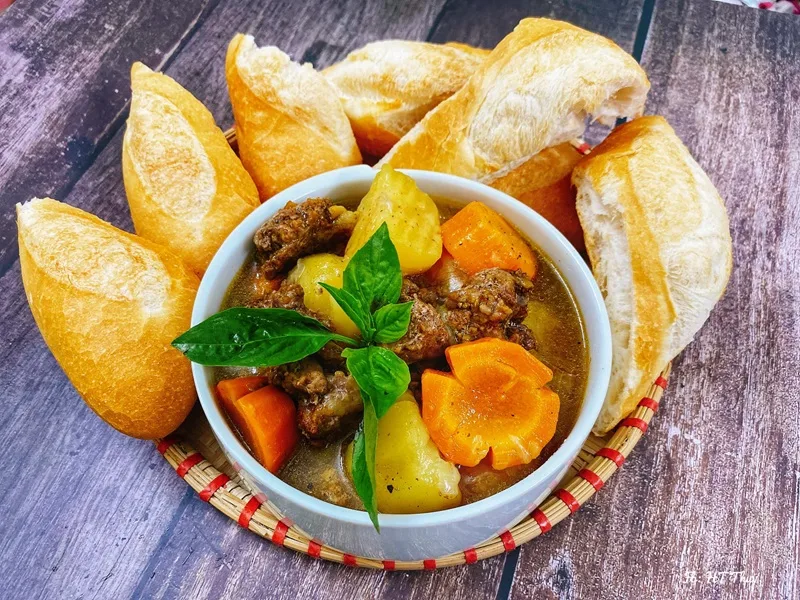 Thành phẩm bò sốt vang nóng hổi ăn kèm bánh mì giòn.