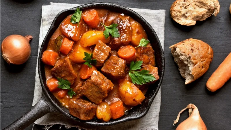 Đĩa bò sốt vang đậm đà ăn kèm cơm nóng hấp dẫn.
