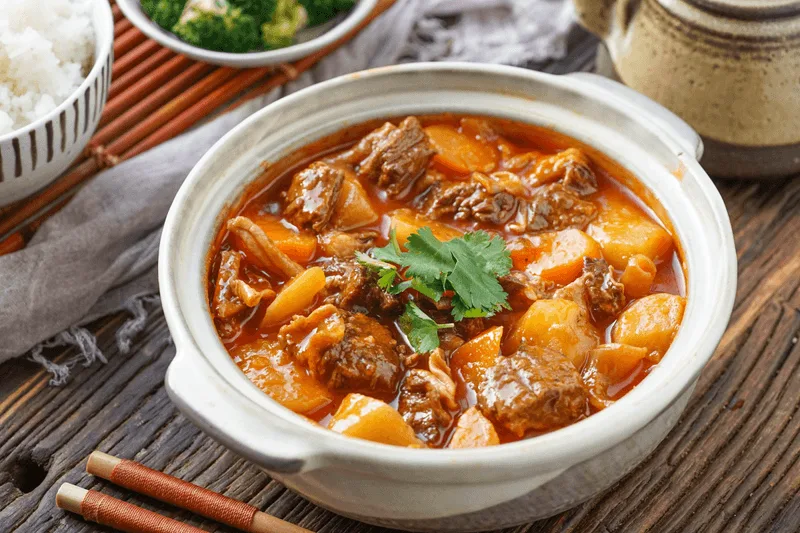 Bàn ăn ấm cúng trọn vị với món bò sốt vang chuẩn nhà làm.